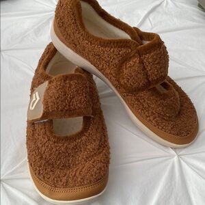 Cozy Brown Teddy Bear Slippers/Shoes size 9
